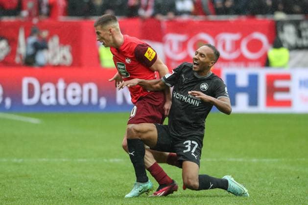 04 11 2023, xusrbx, Soccer 2 Bundesliga, 1 FC Kaiserslautern Spvgg Greuther Fuerth emspor, v l Tobias Raschl 1 FC Kaiserslautern, 20 , Julian Green SpVgg Greuther Fuerth, 37 , DFL DFB REGULATIONS PROHIBIT ANY USE OF PHOTOGRAPHS as IMAGE SEQUENCES and or QUASI VIDEO Kaiserslautern