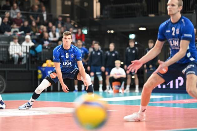 Volleyball I Men I 2023 2024 I Bundesliga I DVV Pokal Round of 16 I SVG Lüneburg Baden Volleys SSC Karlsruhe I 4 11 2023 Erik Johannes Röhrs 5, SVG Lüneburg cant get the ball, disappointment, frustration, dejection Lüneburg LKH Arena Niedersachsen Germany Copyright: xLobeca AndreasxHannigx