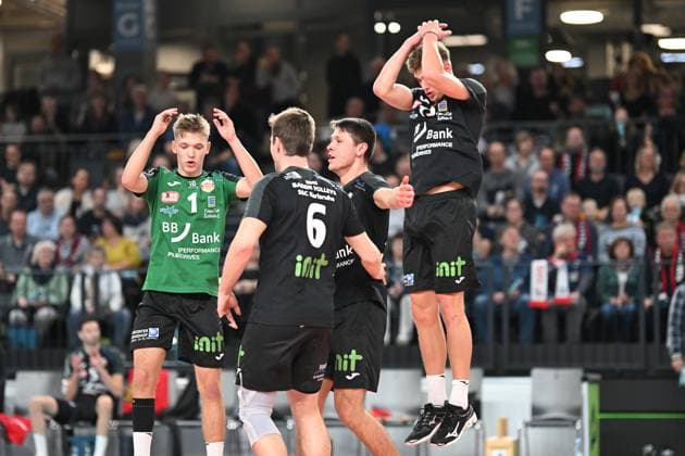 Volleyball I Men I 2023 2024 I Bundesliga I DVV Pokal Round of 16 I SVG Lüneburg Baden Volleys SSC Karlsruhe I 4 11 2023 Mika Ahmann 1, BADEN VOLLEYS SSC Karlsruhe celebrates a point, birthday, joy, celebrate Lüneburg LKH Arena Niedersachsen Germany Copyright: xLobeca AndreasxHannigx