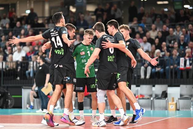 Volleyball I Men I 2023 2024 I Bundesliga I DVV Cup Round of 16 I SVG Lüneburg Baden Volleys SSC Karlsruhe I 4 11 2023 Mika Ahmann 1, BADEN VOLLEYS SSC Karlsruhe in the middle of the team, joy, jubilation, birthday Lüneburg LKH Arena Niedersachsen Germany Copyright: xLobeca AndreasxHannigx