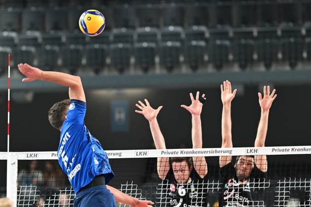 Volleyball I Men I 2023 2024 I Bundesliga I DVV Cup Round of 16 I SVG Lüneburg Baden Volleys SSC Karlsruhe I 4 11 2023 Erik Johannes Röhrs 5, SVG Lüneburg overturns the block of Felix Roos 6, BADEN VOLLEYS SSC Karlsruhe and Jannik Brentel 3, BADEN VOLLEYS SSC Karlsruhe Lüneburg LKH Arena Niedersachsen Germany Copyright: xLobeca AndreasxHannigx