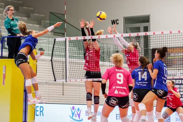 from left Jaidyn Blanchfield VC Wiesbaden, 2 with an attack against the block of Sina Stöckmann Schwarz Weiss Erfurt, 8 and Silvie Pavlova Schwarz Weiss Erfurt, 4 , 04 11 2023, Erfurt Germany , Volleyball, DVV Pokal Round of 16, Schwarz Weiss Erfurt 1 VC Wiesbaden xprx