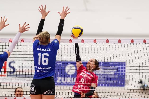 from right Sina Fuchs Schwarz Weiss Erfurt, 6 against the block of Izabella Rapacz VC Wiesbaden, 16 , 04 11 2023, Erfurt Germany , Volleyball, DVV Pokal Round of 16, Schwarz Weiss Erfurt 1 VC Wiesbaden xprx