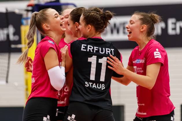 Cheers, celebration at Schwarz Weiss Erfurt, 04 11 2023, Erfurt Germany , Volleyball, DVV Pokal Round of 16, Schwarz Weiss Erfurt 1 VC Wiesbaden xprx