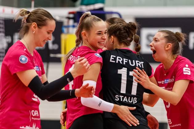 Cheers, celebration at Schwarz Weiss Erfurt, 04 11 2023, Erfurt Germany , Volleyball, DVV Pokal Round of 16, Schwarz Weiss Erfurt 1 VC Wiesbaden xprx