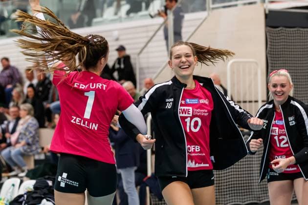 from left Alina Zellin Schwarz Weiss Erfurt, 1 and Pia Mohr Schwarz Weiss Erfurt, 10 perform a dance of joy, jubilation, celebration, 04 11 2023, Erfurt Germany , Volleyball, DVV Pokal Round of 16, Schwarz Weiss Erfurt 1 VC Wiesbaden xprx