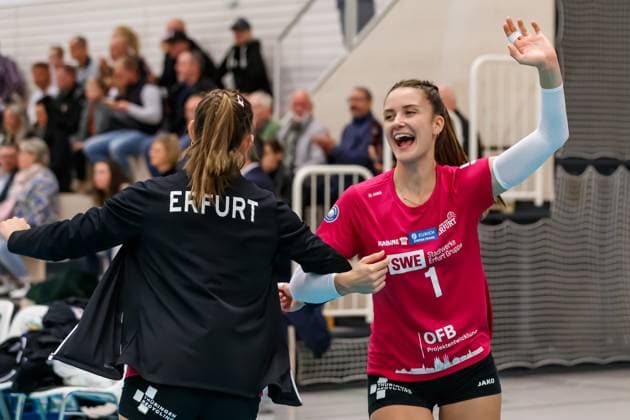 from left Pia Mohr Schwarz Weiss Erfurt, 10 and Alina Zellin Schwarz Weiss Erfurt, 1 perform a dance of joy, jubilation, celebration, 04 11 2023, Erfurt Germany , Volleyball, DVV Pokal Round of 16, Schwarz Weiss Erfurt 1 VC Wiesbaden xprx