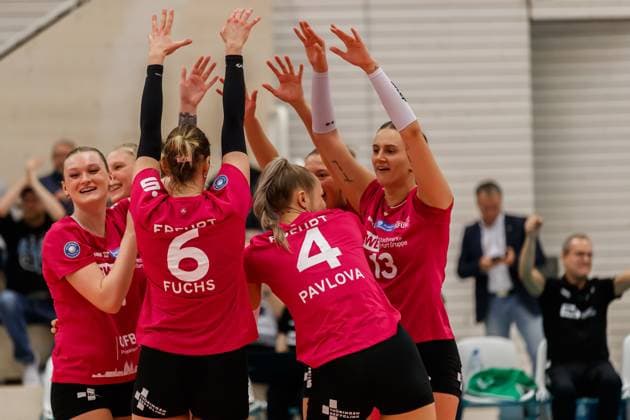 Cheers, celebration at Schwarz Weiss Erfurt after winning the set, 04 11 2023, Erfurt Germany , Volleyball, DVV Pokal Round of 16, Schwarz Weiss Erfurt 1 VC Wiesbaden xprx