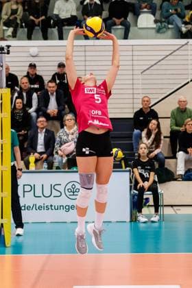 Isabella Noble Schwarz Weiss Erfurt, 5 on serve, 04 11 2023, Erfurt Germany , Volleyball, DVV Pokal Round of 16, Schwarz Weiss Erfurt 1 VC Wiesbaden xprx