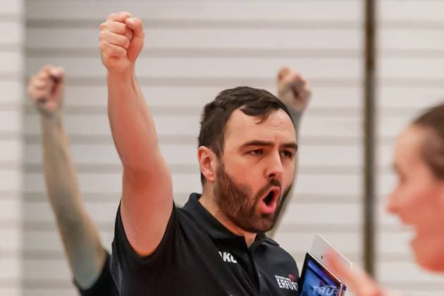 Mateusz Zarczynski Schwarz Weiss Erfurt, Coach , Jubel, celebration, 04 11 2023, Erfurt Germany , Volleyball, DVV Pokal Round of 16, Schwarz Weiss Erfurt 1 VC Wiesbaden xprx