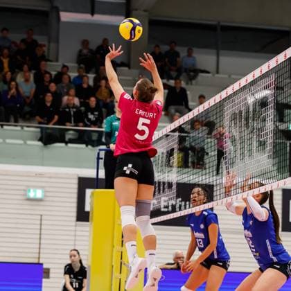 Isabella Noble Schwarz Weiss Erfurt, 5 on serve, 04 11 2023, Erfurt Germany , Volleyball, DVV Pokal Round of 16, Schwarz Weiss Erfurt 1 VC Wiesbaden xprx