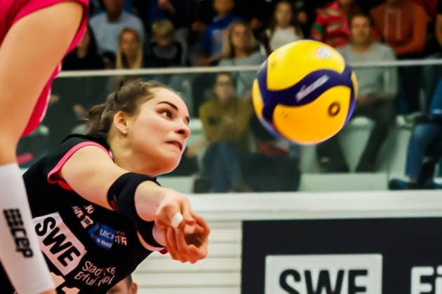 Mia Stauß Schwarz Weiss Erfurt, 11, Libera receiving the ball, 04 11 2023, Erfurt Germany , Volleyball, DVV Pokal Round of 16, Schwarz Weiss Erfurt 1 VC Wiesbaden xprx