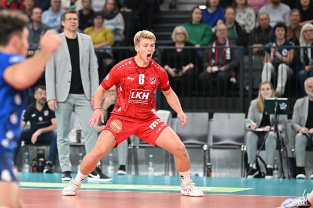 Volleyball I Men I 2023 2024 I Bundesliga I DVV Cup Round of 16 I SVG Lüneburg Baden Volleys SSC Karlsruhe I 4 11 2023 Gage Thomas Worsley 6, SVG Lüneburg sees the ball fall to the ground, horror, disappointment Lüneburg LKH Arena Niedersachsen Germany Copyright: xLobeca AndreasxHannigx