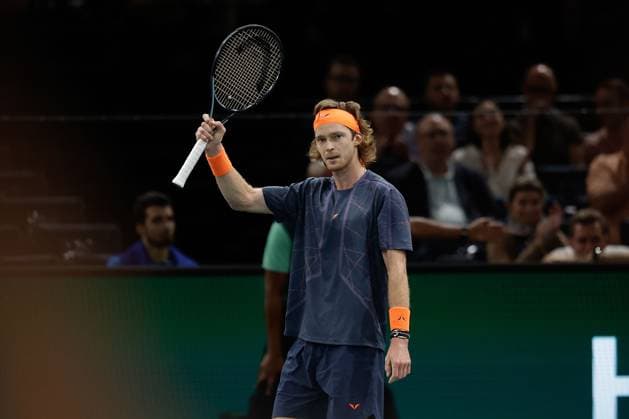 Paris, 04 11 2023 Tennis Rolex Paris Masters 2023, Novak Djokovic Andrei Andreyevich Rublev v l , Andrei Andreyevich Rublev cheers cheers cheers Copyright: AntonioxBorga