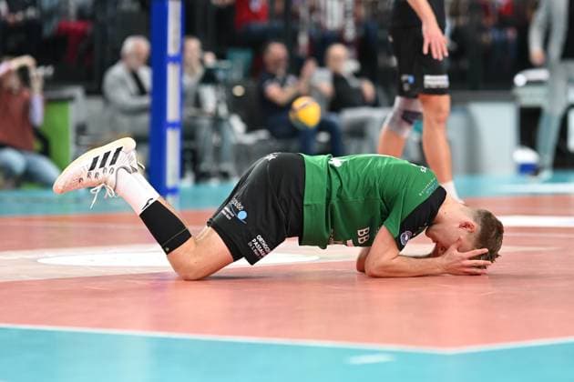 Volleyball I Men I 2023 2024 I Bundesliga I DVV Pokal Round of 16 I SVG Lüneburg Baden Volleys SSC Karlsruhe I 4 11 2023 Mika Ahmann 1, BADEN VOLLEYS SSC Karlsruhe desperate on the ground the reception was ¦ Lüneburg LKH Arena Niedersachsen Germany Copyright: xLobeca AndreasxHannigx