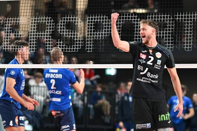 Volleyball I Men I 2023 2024 I Bundesliga I DVV Pokal Round of 16 I SVG Lüneburg Baden Volleys SSC Karlsruhe I 4 11 2023 Bastian Korreck 2, BADEN VOLLEYS SSC Karlsruhe cheers with the Beckerfaust Lüneburg LKH Arena Niedersachsen Germany Copyright: xLobeca AndreasxHannigx
