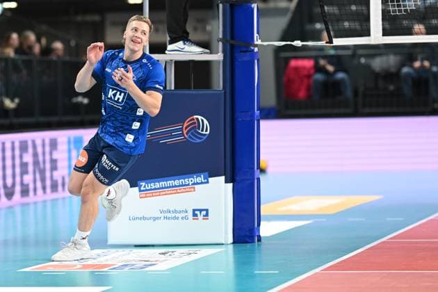 Volleyball I Men I 2023 2024 I Bundesliga I DVV Cup Round of 16 I SVG Lüneburg Baden Volleys SSC Karlsruhe I 4 11 2023 Matthew Augus Slivinski 1, SVG Lüneburg with the cheering lap of honor Lüneburg LKH Arena Niedersachsen Germany Copyright: xLobeca AndreasxHannigx