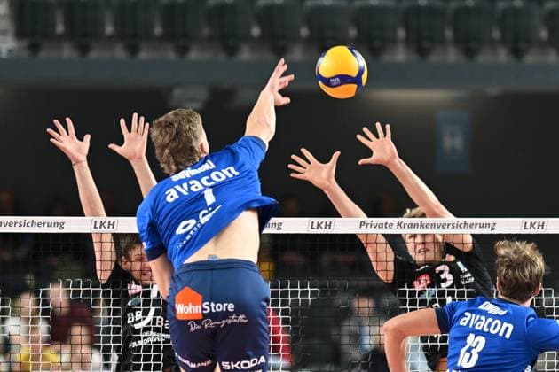 Volleyball I Men I 2023 2024 I Bundesliga I DVV Pokal Round of 16 I SVG Lüneburg Baden Volleys SSC Karlsruhe I 4 11 2023 Matthew Augus Slivinski 1, SVG Lüneburg overturns the block of Benjamin Dollhofer 10, BADEN VOLLEYS SSC Karlsruhe and Jannik Brentel 3, BADEN VOLLEYS SSC Karlsruhe Lüneburg LKH Arena Niedersachsen Germany Copyright: xLobeca AndreasxHannigx