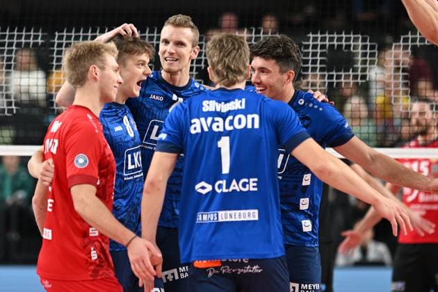Volleyball I Men I 2023 2024 I Bundesliga I DVV Pokal Round of 16 I SVG Lüneburg Baden Volleys SSC Karlsruhe I 4 11 2023 Little Theo Mohwinkel 8, SVG Lüneburg makes the block point Blake Gregory Leeson 2, SVG Lüneburg strokes from above Lüneburg LKH Arena Niedersachsen Germany Copyright: xLobeca AndreasxHannigx