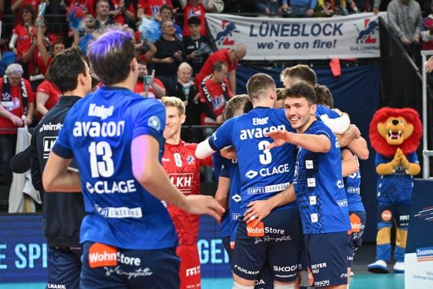Volleyball I Men I 2023 2024 I Bundesliga I DVV Cup Round of 16 I SVG Lüneburg Baden Volleys SSC Karlsruhe I 4 11 2023 Theres the win The team storms onto the pitch to celebrate Lüneburg LKH Arena Lower Saxony Germany Copyright: xLobeca AndreasxHannigx