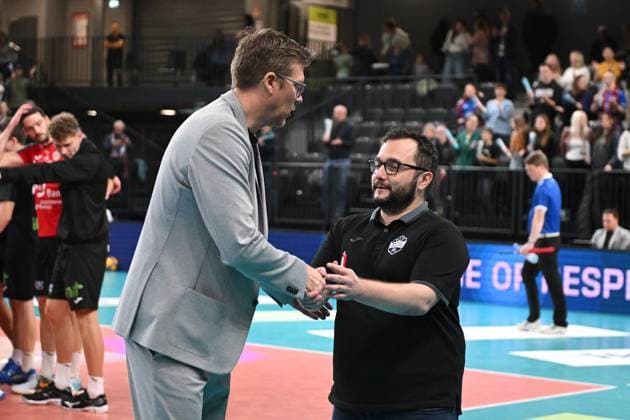 Volleyball I Men I 2023 2024 I Bundesliga I DVV Cup Round of 16 I SVG Lüneburg Baden Volleys SSC Karlsruhe I 4 11 2023 Fair loser Antonio Bonelli, Head Coach BADEN VOLLEYS SSC Karlsruhe congratulates Stefan Hübner SVG Lüneburg Lüneburg LKH Arena Niedersachsen Germany Copyright: xLobeca AndreasxHannigx