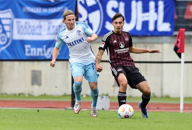 04 11 2023 Soccer Season 2023 2024 2 Soccer Bundesliga 12 Matchday 1 FC Nuremberg FCN Club FC Schalke 04 S04 Knappen Sportfoto Zink DaMa xdaxmax DFL regulations prohibit any use of photographs as image sequences and or quasi video only for editorial use Lino Tempelmann 10, FC Schalke 04 S04 Jens Castrop 17, 1 FC Nuremberg FCN