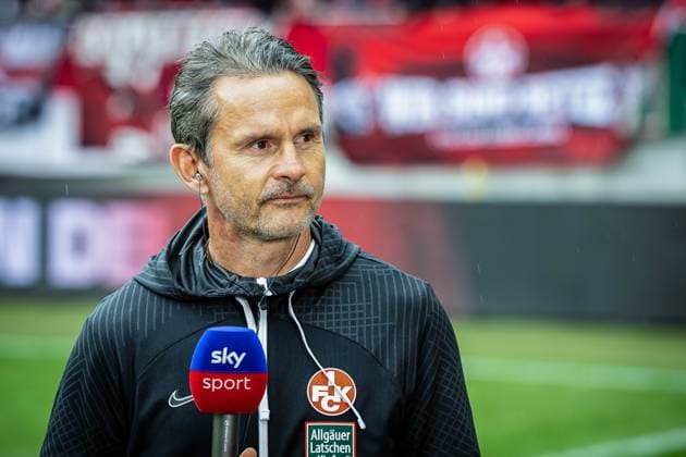 Head coach Dirk Schuster GER, 1 FC Kaiserslautern vs Greuter F¸rth, Football 2 Liga, Matchday 12, Season 2023 2024, 4 11 2023 DFL REGULATIONS PROHIBIT ANY USE OF PHOTOGRAPHS AS IMAGE SEQUENCES AND OR QUASI VIDEO, 1 FC Kaiserslautern vs Greuter F¸rth, Football 2 Liga, Matchday 12, Season 2023 2024, 4 11 2023 Kaiserslautern Copyright: xFoto:xEIBNER ThomasxFuesslerx EP_tfr