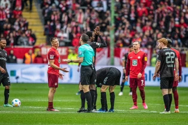 Felix Zwayer gives the yellow card against Tobias Raschl 20 GER, 1 FC Kaiserslautern vs Greuter F¸rth, Soccer 2 Liga, Matchday 12, Season 2023 2024, 4 11 2023 DFL REGULATIONS PROHIBIT ANY USE OF PHOTOGRAPHS AS IMAGE SEQUENCES AND OR QUASI VIDEO, 1 FC Kaiserslautern vs Greuter F¸rth, Soccer 2 Liga, Matchday 12, Season 2023 2024, 4 11 2023 Kaiserslautern Copyright: xFoto:xEIBNER ThomasxFuesslerx EP_tfr