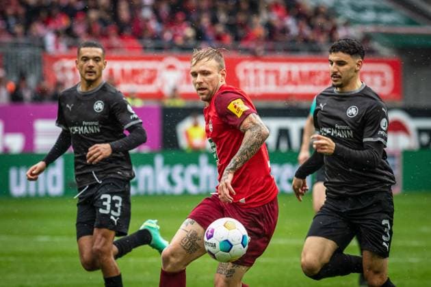 Maximilian Dietz 33 left brakes with the support of Oualid Mhamdi 3 right the Lauterer Tymoteusz Puchacz 15 GER, 1 FC Kaiserslautern vs Greuter F¸rth, Soccer 2 Liga, Matchday 12, Season 2023 2024, 4 11 2023 DFL REGULATES PROHIBIT ANY USE OF PHOTOGRAPHS AS IMAGE SEQUENCES AND OR QUASI VIDEO, 1 FC Kaiserslautern vs Greuter F¸rth, Soccer 2 Liga, Matchday 12, Season 2023 2024, 4 11 2023 Kaiserslautern Copyright: xFoto:xEIBNER ThomasxFuesslerx EP_tfr