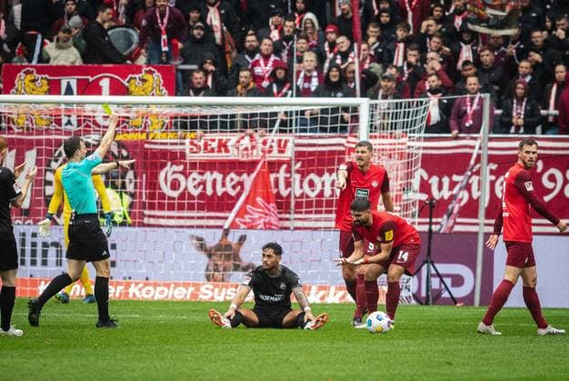 After a foul against Armindo Sieb 30, Nikola Soldo sees 14 yellow from Felix Zwayer GER, 1 FC Kaiserslautern vs Greuter F¸rth, Soccer 2 Liga, Matchday 12, Season 2023 2024, 4 11 2023 DFL REGULATES PROHIBIT ANY USE OF PHOTOGRAPHS AS IMAGE SEQUENCES AND OR QUASI VIDEO, 1 FC Kaiserslautern vs Greuter F¸rth, Soccer 2 Liga, Matchday 12, Season 2023 2024, 4 11 2023 Kaiserslautern Copyright: xFoto:xEIBNER ThomasxFuesslerx EP_tfr