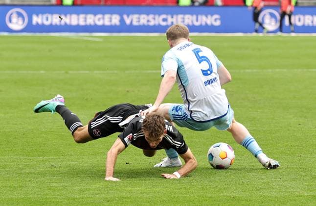 04 11 2023 Soccer Season 2023 2024 2 Soccer Bundesliga 12 Matchday 1 FC Nürnberg FCN Club FC Schalke 04 S04 Knappen Sportfoto Zink DaMa xdaxmax DFL regulations prohibit any use of photographs as image sequences and or quasi video only for editorial use Benjamin Goller 14, 1 FC Nürnberg FCN Derry John Murkin 5, FC Schalke 04 S04