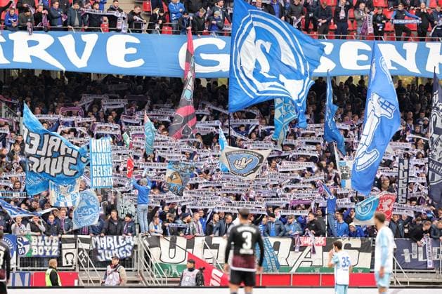 04 11 2023 Soccer Season 2023 2024 2 Soccer Bundesliga 12 Matchday 1 FC Nürnberg FCN Club FC Schalke 04 S04 Knappen Sportfoto Zink DaMa xdaxmax DFL regulations prohibit any use of photographs as image sequences and or quasi video only for editorial use Symbolbild Symbolfoto Feature Impression Schwenkfahnen Schalparade der Zuschauer Publikum Fans des FC Schalke 04