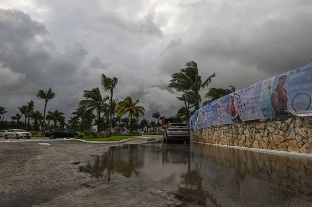 2023 WTA, Tennis Damen Finals - Day 7 CANCUN, MEXICO - NOVEMBER 4: An overview of the area near the venue for the GNP Seguros WTA Finals Cancun 2023, a prestigious tenis event on the Hologic WTA Tour, during a rainy day, on Day 7 , on November 4, 2023, in Cancun, Quintana Roo, Mexico. Today s scheduled singles and doubles semi-finals may be affected by adverse weather conditions, as more rain, wind, and thunderstorms are forecasted for the weekend. Cancun Mexico Copyright: xArturxWidakx originalFilename:widak-2023wtaf231104_npQ9S.jpg