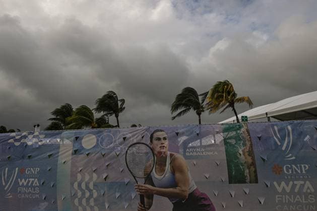 2023 WTA, Tennis Damen Finals - Day 7 CANCUN, MEXICO - NOVEMBER 4: An overview of the area near the venue for the GNP Seguros WTA Finals Cancun 2023, a prestigious tenis event on the Hologic WTA Tour, during a rainy day, on Day 7 , on November 4, 2023, in Cancun, Quintana Roo, Mexico. Today s scheduled singles and doubles semi-finals may be affected by adverse weather conditions, as more rain, wind, and thunderstorms are forecasted for the weekend. Cancun Mexico Copyright: xArturxWidakx originalFilename:widak-2023wtaf231104_np5Ik.jpg
