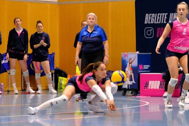 Volleyball, Frauen, Volleyball Academy Zürich - Geneve Volley Volley Academy Zurich Swiss Wing Spiker and captain Laura Koutsogiannakis (17) receives - SWISS FEMALE VOLLEY - LNA - Volleyball Academy Zurch vs Geneve Volley Kloten Ruebisbach Arena Zürich Schweiz Copyright: xSergioxBrunettix