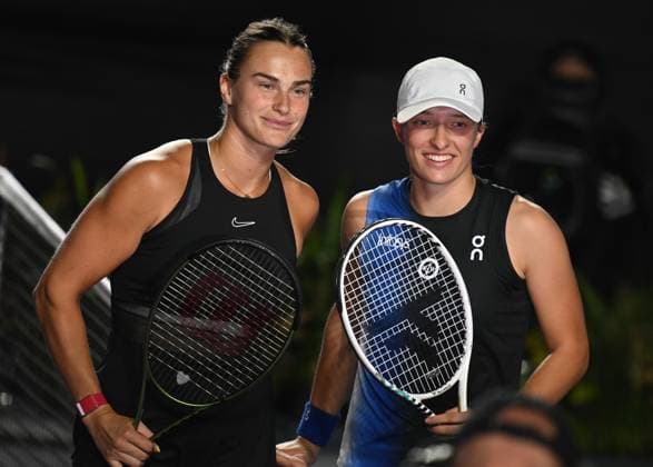 2023 WTA, Tennis Damen Finals - Day 6 CANCUN, MEXICO - NOVEMBER 4: Iga Swiatek of Poland poses for a photo with Aryna Sabalenka before the Semi-Final match, on Day 7 of the GNP Seguros WTA Finals Cancun 2023 part of the Hologic WTA Tour, on Day 7 , on November 4, 2023, in Cancun, Quintana Roo, Mexico. Cancun Mexico  Copyright: xArturxWidakx originalFilename:widak-2023wtaf231104_npChX.jpg