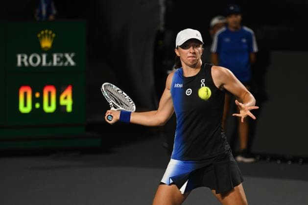 2023 WTA, Tennis Damen Finals - Day 6 CANCUN, MEXICO - NOVEMBER 4: Iga Swiatek of Poland in action against Aryna Sabalenka, during a warm up before the second Semi-Final match on Day 7 during the of the GNP Seguros WTA Finals Cancun 2023 part of the Hologic WTA Tour, on Day 7 , on November 4, 2023, in Cancun, Quintana Roo, Mexico. Cancun Mexico  Copyright: xArturxWidakx originalFilename:widak-2023wtaf231104_npROg.jpg