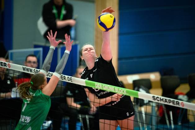 04 11 2023, Sporthalle Berg Fidel, Münster Muenster Volleyball, Bundesliga Women, DVV Cup Round of 16, USC Münster Muenster vs Rote Raben Vilsbiburg Block Elena Kömmling Koemmling 7 Muenster Attack Pauline Martin 8 Vilsbiburg