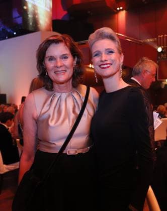 04.11.2023 Frankfurt am Main, Alte Oper 41. Deutschen SportpresseBall Ulrike Nasse-Meyfarth, Olympiasiegerin im Hochsprung mit Fechterin Britta Heidemann *** 04 11 2023 Frankfurt am Main, Alte Oper 41 German Sports Press Ball Ulrike Nasse Meyfarth, Olympic champion in the high jump with fencer Britta Heidemann