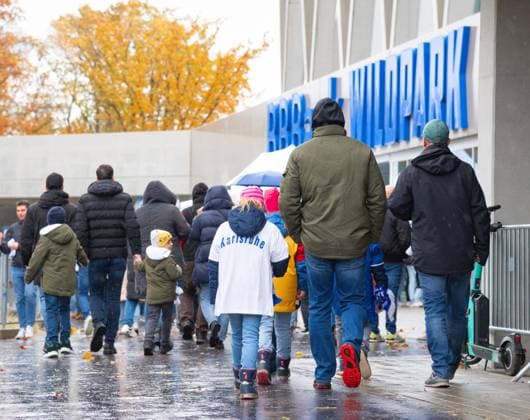 Small and big stadium visitors run to the entrance of the Wildparkstadion, GER, Karlsruher SC vs SC Paderborn, Sport, Soccer, Men, 2 Bundesliga, Matchday 12, Season 2023 2024, 05 11 2023, DFL REGULATES PROHIBIT ANY USE OF PHOTOGRAPHS AS IMAGE SEQUENCES AND OR QUASI VIDEO GER, Karlsruher SC vs SC Paderborn, Sport, Football, Men, 2 Bundesliga, Matchday 12, Season 2023 2024, 05 11 2023, Karlsruhe Copyright: xEibner-Pressefoto SilasxSchuellex EP_SSR