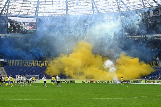 2 Bundesliga Hannover 06 Eintracht Braunschweig on 05 11 2023 at the HDI Arena in Hannover Fans Ultras of Braunschweig send Bengal fire MT