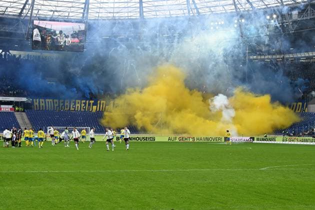 2 Bundesliga Hannover 06 Eintracht Braunschweig on 05 11 2023 at the HDI Arena in Hannover Fans Ultras of Braunschweig send Bengal fire MT