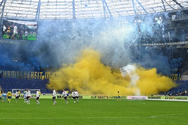2 Bundesliga Hannover 06 Eintracht Braunschweig on 05 11 2023 at the HDI Arena in Hannover Fans Ultras of Braunschweig send Bengal fire MT