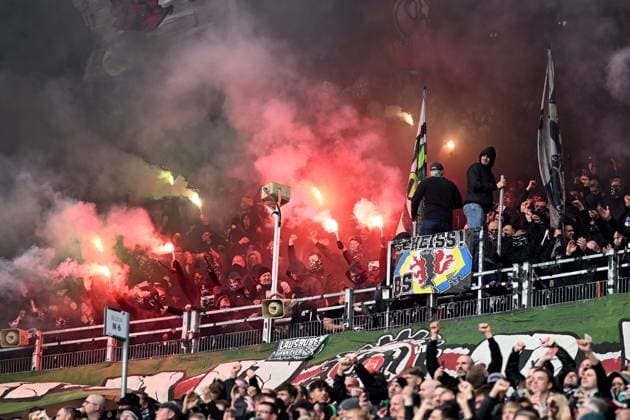2 Bundesliga Hannover 06 Eintracht Braunschweig on 05 11 2023 at the HDI Arena in Hannover Fans Ultras of Hannover send out Bengal fire MT