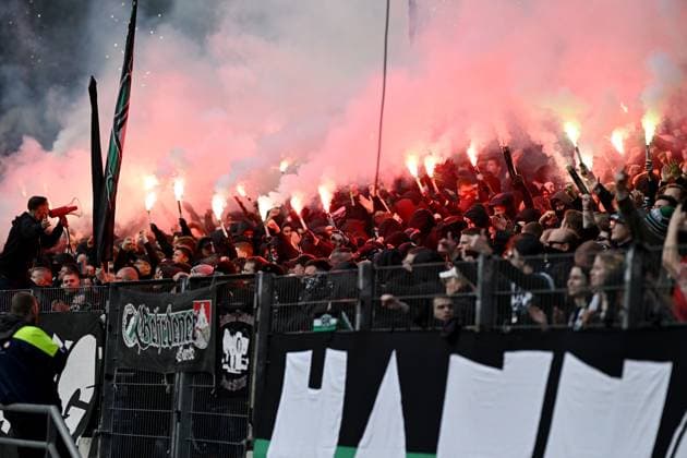 2 Bundesliga Hannover 06 Eintracht Braunschweig on 05 11 2023 at the HDI Arena in Hannover Fans Ultras of Hannover send out Bengal fire MT
