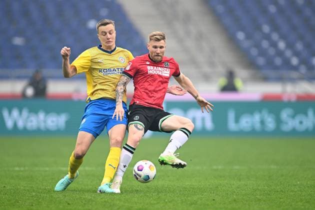 2 Bundesliga Hannover 06 Eintracht Braunschweig on 05 11 2023 at HDI Arena in Hannover Robert Ivanov Braunschweig in a duel against Andreas Voglsammer Hannover 96 MT