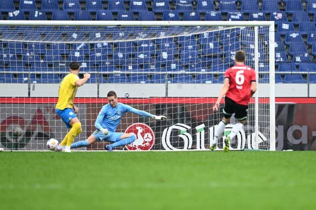2 Bundesliga Hannover 06 Eintracht Braunschweig on 05 11 2023 at HDI Arena in Hannover Goal for 1 0 Goal scorer Fabian Kunze Hannover 96 with the goal for 1 0 against goalkeeper Ron Thorben Hoffmann Braunschweig MT
