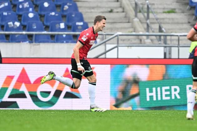 2 Bundesliga Hannover 06 Eintracht Braunschweig on 05 11 2023 at the HDI Arena in Hannover Cheering, goal celebration, goal scorer, goal scorer Fabian Kunze Hannover 96 cheers after his goal for 1 0 MT