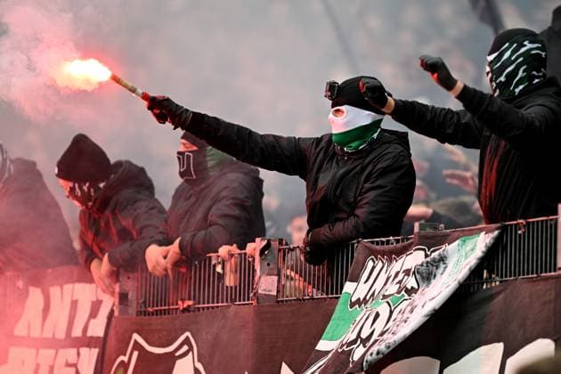 2 Bundesliga Hannover 06 Eintracht Braunschweig on 05 11 2023 at the HDI Arena in Hannover Fans Ultras of Hannover send out Bengal fire MT