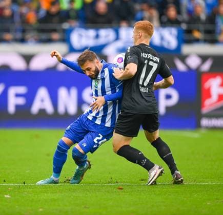 Laurin Curda SC Paderborn, 17 vs Paul Nebel Karlsruher SC, 26 , GER, Karlsruher SC vs SC Paderborn, Sport, Soccer, Men, 2 Bundesliga, Matchday 12, Season 2023 2024, 05 11 2023, DFL REGULATES PROHIBIT ANY USE OF PHOTOGRAPHS AS IMAGE SEQUENCES AND OR QUASI VIDEO GER, Karlsruher SC vs SC Paderborn, Sport, Football, Men, 2 Bundesliga, Matchday 12, Season 2023 2024, 05 11 2023, Karlsruhe Copyright: xEibner-Pressefoto SilasxSchuellex EP_SSR